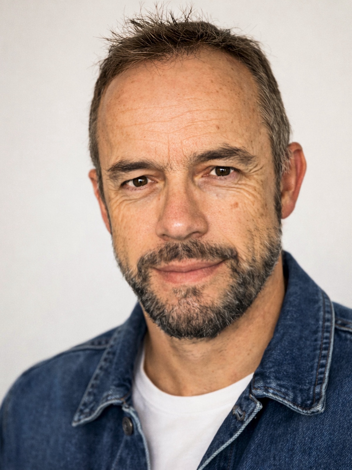 Portrait de Laurent Vicherd, directeur artistique et créateur vidéo IA.